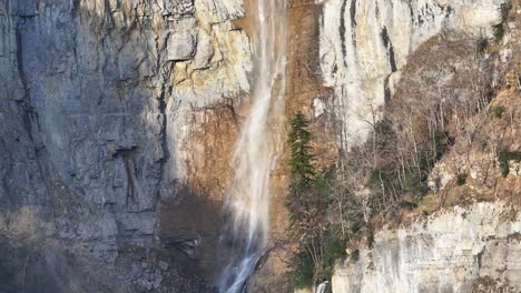 La-Majestuosa-Cascada-De-Las-Cataratas-Seerenbach-En-Suiza---Vista-Aérea-Ascendida