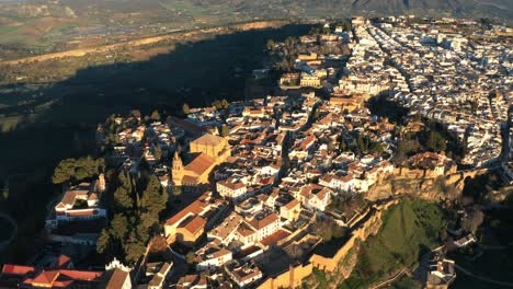 Vista-Aérea-De-Arriba-Hacia-Abajo-De-La-Ciudad-Histórica-De-Ronda-En-Andalucía,-España