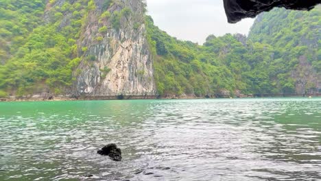 Navegando-Fuera-De-La-Cueva-Oscura-Y-Clara-En-La-Bahía-De-Lan-Ha-Y-El-área-De-La-Bahía-De-Ha-Long-En-Vietnam-En-Un-Barco-Pesquero-Sampan