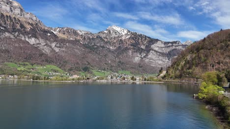 Luftaufnahme-Eines-Kleinen-Dorfes-Am-Walensee-An-Einem-Sonnigen-Tag-In-Der-Schweiz