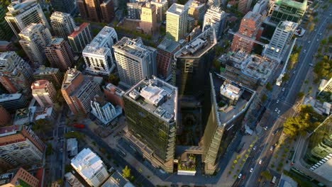 Luftaufnahme-Der-Mut-Towers,-Moderner-Gebäude-Im-Geschäftigen-Touristenort-Santiago,-Chile