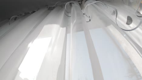 Transparenter-Weißer-Vorhang-Tüll-Bewegt-Sich-Vom-Wind-Aus-Einem-Offenen-Fenster