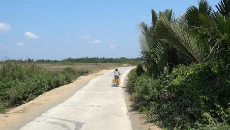 Una-Mujer-En-Bicicleta-En-Mark-U,-Estado-De-Rakhine,-Myanmar