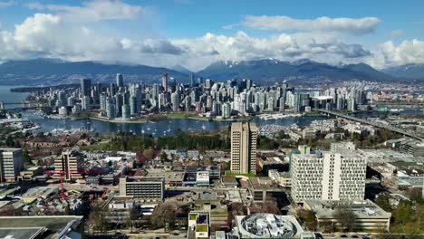 Volando-Hacia-El-Centro-De-Vancouver-Desde-El-Hospital-General-De-Vancouver-En-Columbia-Británica,-Canadá