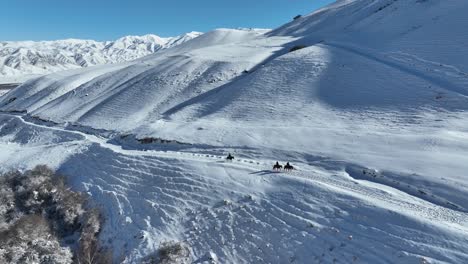 Berge-Im-Winter,-Reiten,-Luftbildvideo
