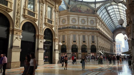 Mailand,-Italien---20.-September-2021---Menschen,-Die-An-Einem-Urlaubsnachmittag-In-Der-Galleria-Vittorio-Emanuele-Milano-Spazieren-Gehen