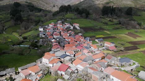 Stadt-Rebordechao,-Vilar-De-Barrio,-Malerisches-Dorfpanorama,-Galizien,-Traditionelle-Architektur