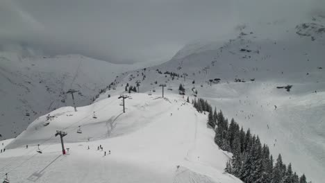 Sessellifte-Im-Belebten-Skigebiet-In-Den-Französischen-Alpen