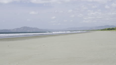 Toma-Estática-De-Una-Playa-De-Arena-Blanca-Con-Fuertes-Ráfagas-De-Viento-En-La-Isla-De-Canas.