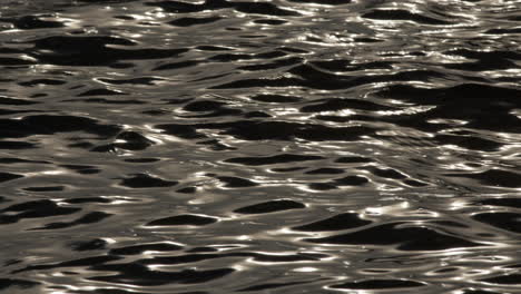 Agua-De-Mar-Reluciente-Con-Superficies-Onduladas.-Fotografía-De-Cerca