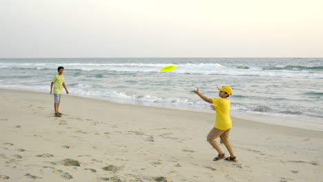 Boys-playing-frisbee-at-the-beach