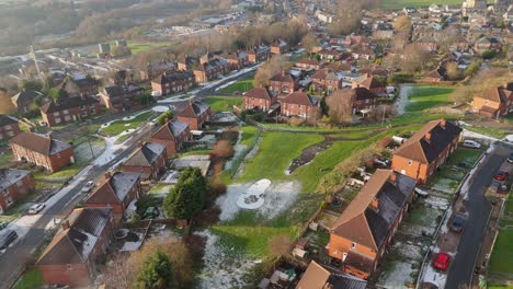 Die-Winteransicht-Aus-Der-Drohnenperspektive-Erfasst-Die-Typische-Britische-Städtische-Wohnsiedlung-Des-Dewsbury-Moore-Council-Estate-Mit-Reihenhäusern-Aus-Rotem-Backstein-Und-Dem-Industriellen-Yorkshire