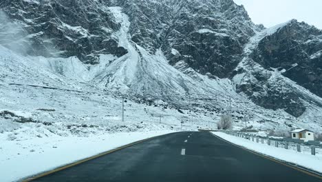 Autofahren-Auf-Einer-Straße-In-Skardu-In-Einer-Mit-Schnee-Und-Hohen-Bergen-Bedeckten-Landschaft