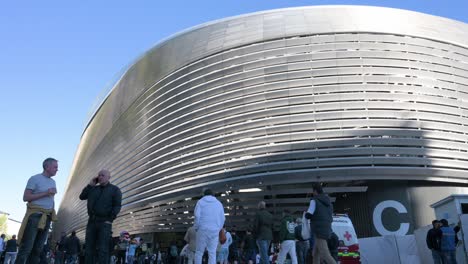 Aufnahme-Aus-Niedriger-Perspektive-Von-Fans,-Die-Im-Santiago-Bernabéu-Stadion-Von-Real-Madrid-Ankommen-Und-Das-Champions-League-Spiel-Zwischen-Den-Spanischen-Und-Britischen-Fußballteams-Real-Madrid-Und-Manchester-City-Club-Besuchen