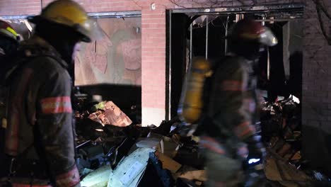 Los-Bomberos-Por-La-Noche-Después-De-Un-Incendio-En-Un-Edificio-Abandonado,-Montreal