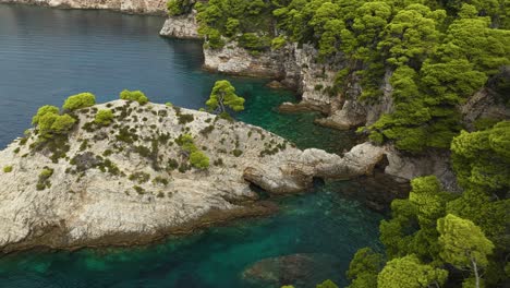 Acantilados-De-Roca-Con-Vegetación-De-La-Isla-De-Kalamota-Cerca-De-Dubrovnik-En-El-Mar-Adriático,-Croacia.