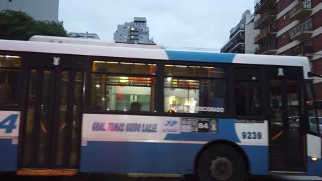 Avenida-Gaona-Famosa-Carretera-De-La-Ciudad-De-Buenos-Aires-Argentina-Autobuses-Autos-Conduciendo-De-Noche,-Farmacia-Farmacity-Edificios-De-Tiendas-De-Conveniencia