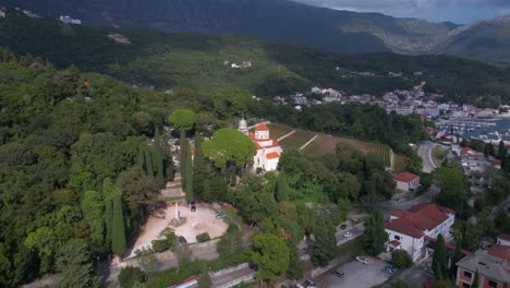 Vista-Aérea-Del-Monasterio-De-Savina-Y-El-Paisaje-Verde-En-La-Colina-Sobre-Herceg-Novi,-Montenegro
