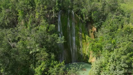 Luftaufnahme-Eines-Beeindruckenden-Dschungelwasserfalls-In-Der-Dominikanischen-Republik,-Teil-03