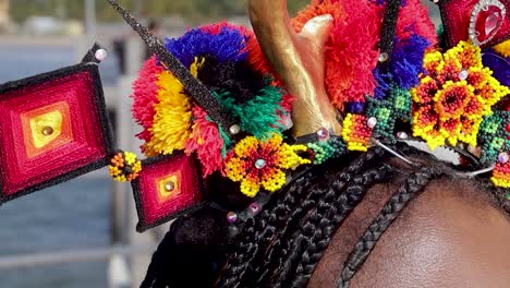 Wunderschöner-Folkloristischer-Kopfschmuck-Aus-Pompons,-Garn-Und-Perlenblumen