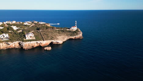 Luftaufnahme-Des-Leuchtturms-Von-Porto-Colom-An-Der-Malerischen-Küste-Mallorcas