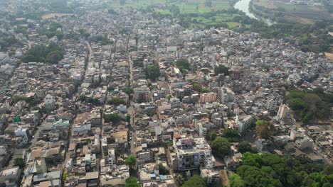 Drone-De-La-Ciudad-De-Kolhapur-Moviéndose-De-Izquierda-A-Derecha-A-Vista-De-Pájaro-En-Maharashtra
