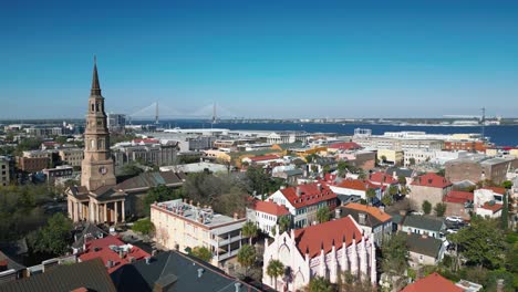 Eine-Bewegte-Drohnenaufnahme-Der-Skyline-In-Der-Innenstadt-Von-Charleston,-South-Carolina,-Mit-Sichtbarer-Ravenel-Bridge