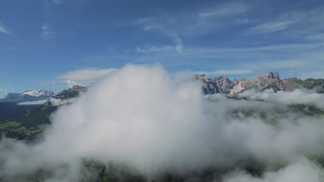 Luftaufnahmen-Einer-Drohne,-Die-Durch-Die-Wolken-Fliegt-Und-Langsam-Nach-Rechts-Abbiegt-Und-Den-Gipfel-Des-Peitlerkofels-Enthüllt