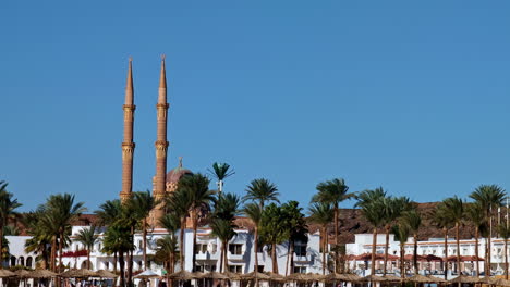 Mezquita-Al-Sahaba-Entre-La-Exótica-Arquitectura-Egipcia-En-Sharm-El-Sheikh,-Vista-Panorámica