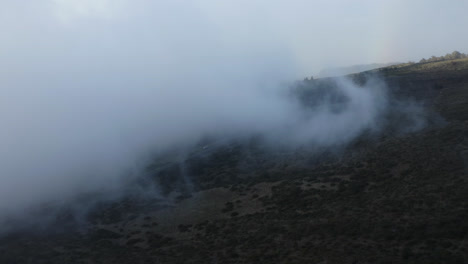 Nubes-Blancas-Moviéndose-Sobre-Las-Laderas-Del-Volcán-Haleakala-En-Maui.