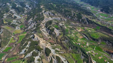 Hermoso-Pueblo-De-Montaña-Ubicado-Entre-Colinas-Con-Verdes-Tierras-Agrícolas-Y-Casas-Con-Encanto-En-Albania