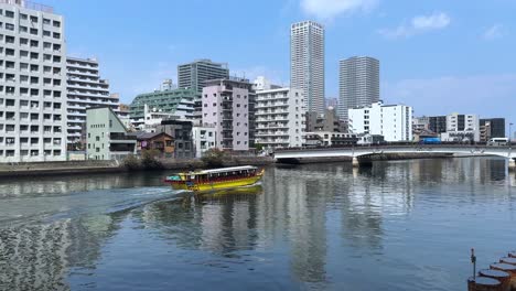 Barco-Navegando-A-Lo-Largo-Del-Paseo-Marítimo-De-Ookagawa-Río-Yokohama-Paisaje-Urbano-Viaje-Japón-Lugar