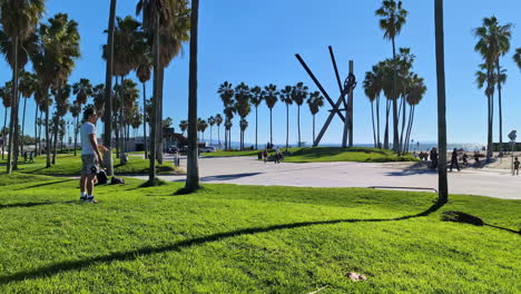 Menschen-Gehen-Und-Andere-Spielen-Frisbee-Am-Venice-Beach,-Los-Angeles,-Kalifornien