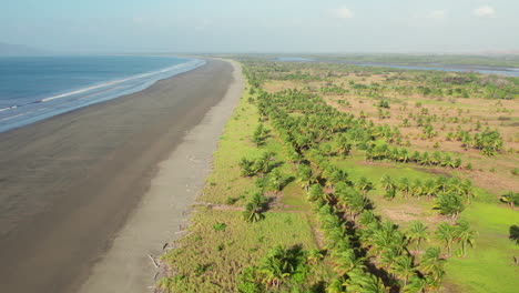 Toma-Aérea-Sobre-Una-Playa-Desolada-En-La-Costa-De-La-Isla-De-Canas.