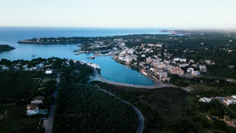 Luftaufnahme-Der-Malerischen-Bucht-Von-Portopetro-Auf-Mallorca-In-Der-Abenddämmerung