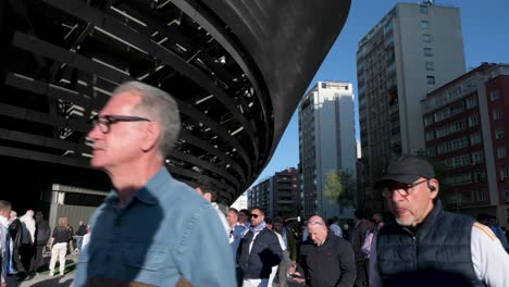 Fußballfans-Kommen-Im-Santiago-Bernabéu-Stadion-Von-Real-Madrid-An,-Um-Das-Champions-League-Fußballspiel-Gegen-Die-Britische-Fußballmannschaft-Manchester-City-Zu-Besuchen