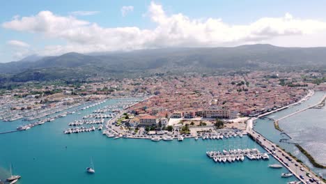 Vista-Aérea-Del-Puerto-Deportivo-D-marin-Lefkas-Lleno-De-Barcos-Y-Barcos-En-Lefkada