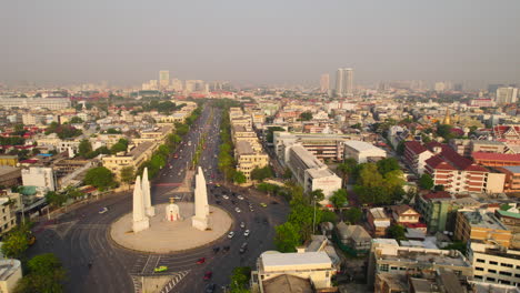 Verkehr-Rund-Um-Den-Kreisverkehr-Des-Demokratiedenkmals-In-Bangkok-Im-Morgengrauen