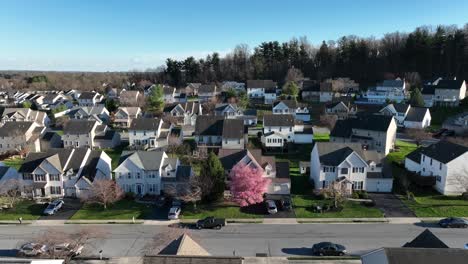 Aerial-establishing-shot-of-luxury-new-homes-in-suburb-of-american-town