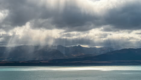 Lago-Pukaki-En-La-Isla-Sur-De-Nueva-Zelanda:-Espectacular-Lapso-De-Tiempo-Con-Rayos-Crepusculares-Brillando-A-Través-De-Las-Nubes