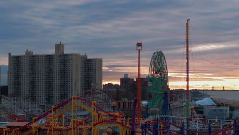 Una-Vista-Aérea-Del-Parque-De-Atracciones-Coney-Island-En-Brooklyn,-Nueva-York,-Durante-Un-Amanecer-Nublado-Pero-Colorido.