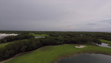 Wunderschöne-Aussicht-Von-Einer-Drohne-Auf-Den-Golfplatz-An-Der-Riviera-Maya,-Yucatan,-Mexiko