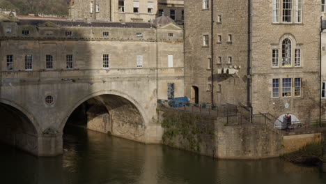 Pulteney-Bridge-In-Der-Englischen-Stadt-Bath,-England---Weitwinkelaufnahme
