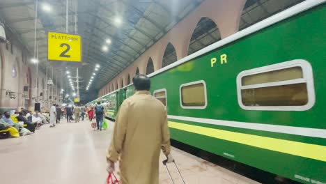 Autocares-De-Clase-Ejecutiva-En-La-Plataforma-De-La-Estación-De-Tren-De-Lahore-Junction