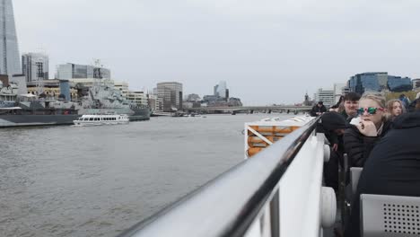 Vista-De-La-Barandilla-Del-Barco-Por-El-Río-Támesis-Con-Turistas-En-La-Cubierta-Superior-Atracado-En-El-Muelle-Tower-Millennium