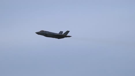 Flyby-of-the-Lockheed-Martin-F35-Lightning-II-Fighter-Jet-TRACK