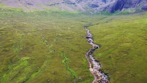 Vista-Aérea-De-Las-Piscinas-De-Hadas,-Isla-De-Skye,-Tierras-Altas-De-Escocia,-Escocia,-Reino-Unido