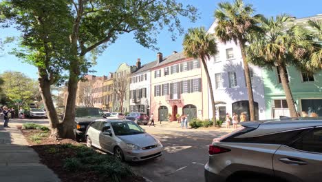 Colorida-Fila-De-Arco-Iris-En-La-Histórica-Charleston-Carolina-Del-Sur-En-Un-Día-Soleado-De-Cielo-Azul