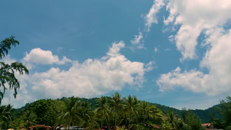 4K-Filmaufnahmen-Einer-Naturdrohnenaufnahme-Einer-Panorama-Luftaufnahme-Der-Wunderschönen-Strände-Und-Berge-Auf-Der-Insel-Koh-Lanta-In-Krabi,-Südthailand,-An-Einem-Sonnigen-Tag
