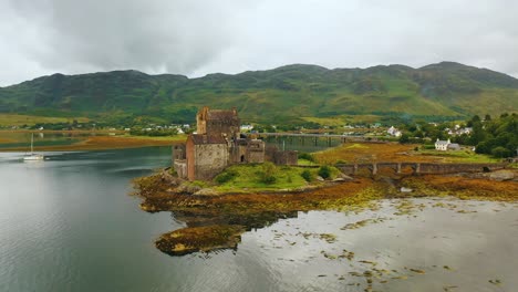 Luftaufnahme-Eilean-Donan-Burg-Aus-Dem-13.-Jahrhundert-Schottischen-Highlands-Schottland-Video